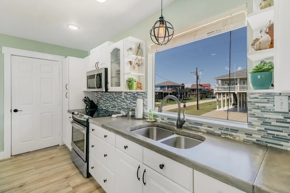 Always Sunny 3 Bedroom Home by RedAwning