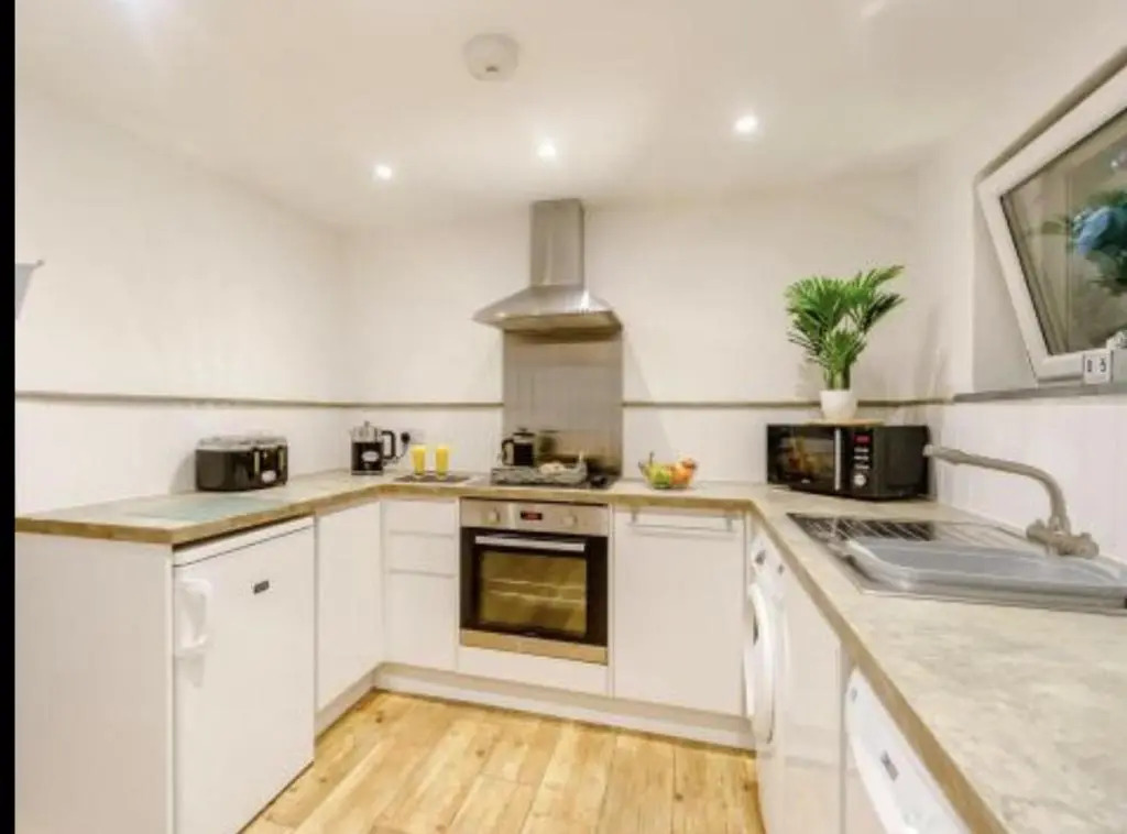 2-bed, Sleeps 4, Pets Welcome, Parking