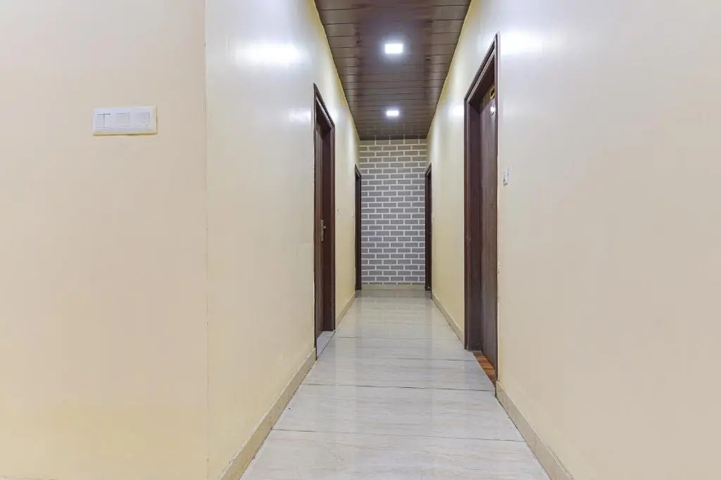 Fabhotel The Castle Homestay Inn