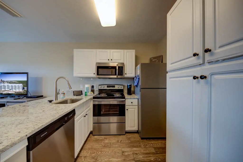 Luxury condo in the action of Orange Beach with pool and beach access