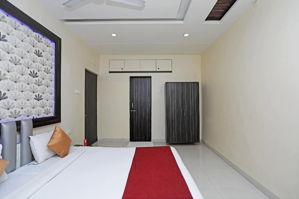 OYO 1216 Hotel New White House