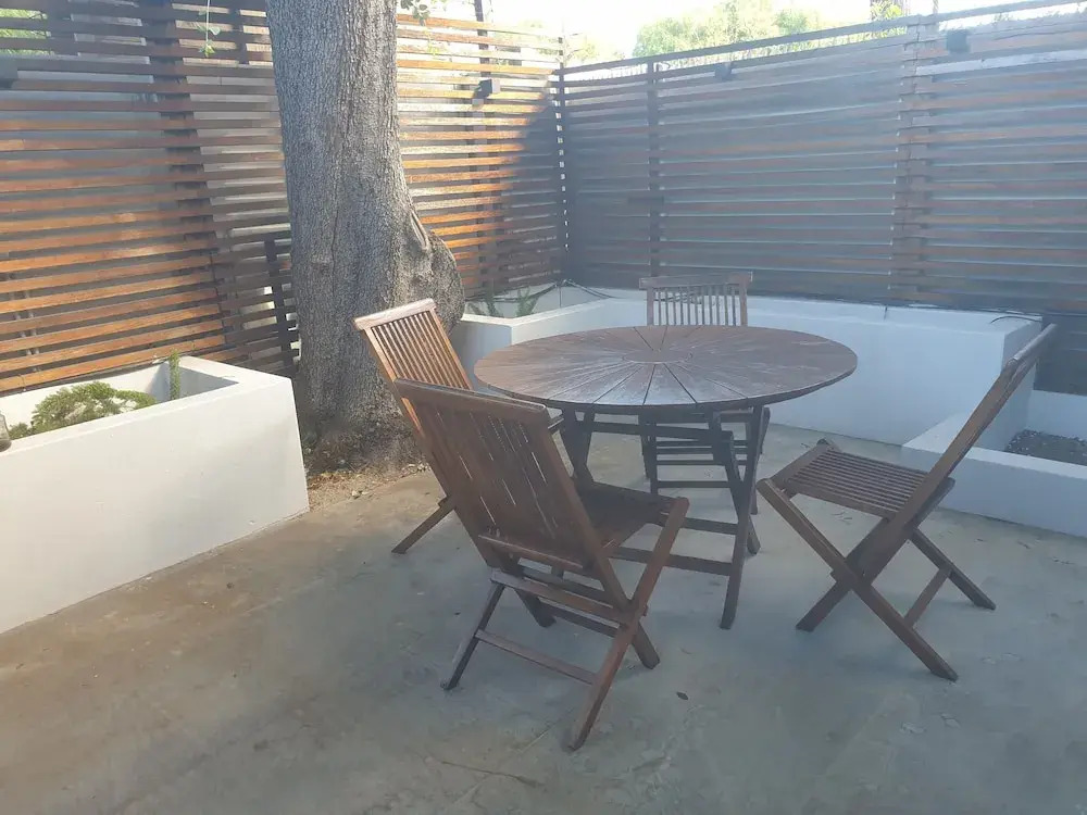 Small Cottage With sep Bedroom, Specious Bathroom, Lounge and Open-plan Kitchen