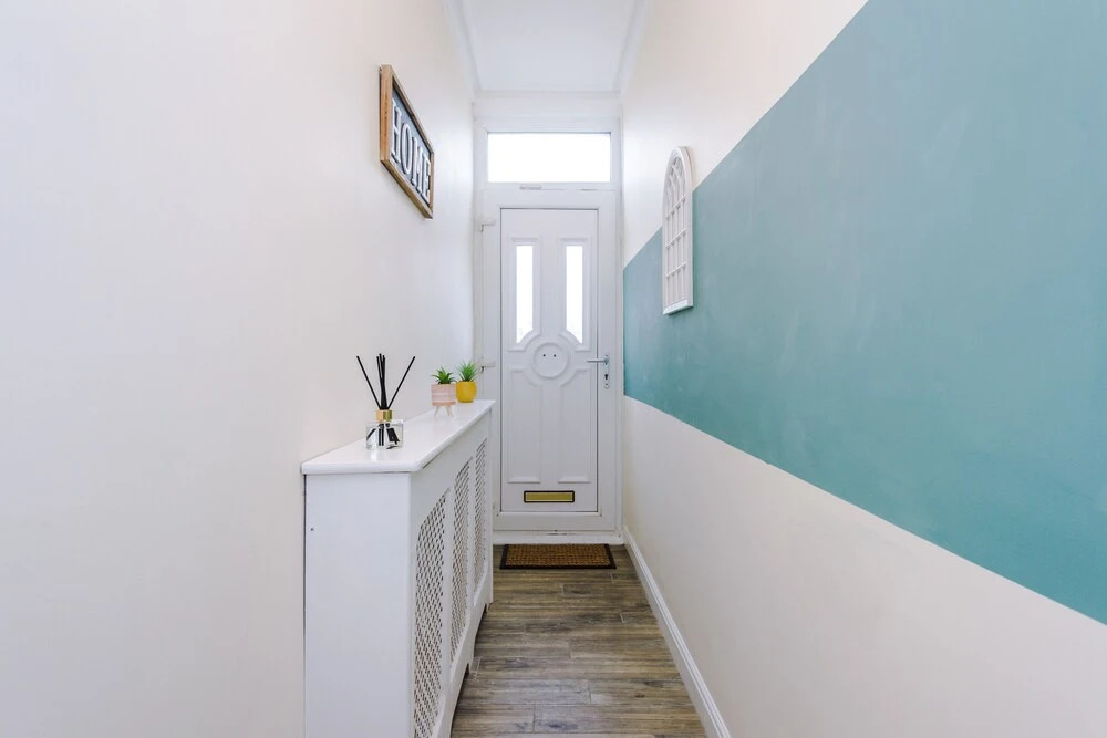 Convenient 2 Bedroom Home With Parking