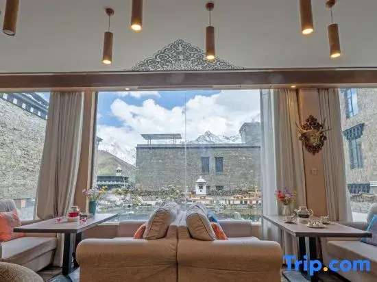 Yading Zhaxi Kongshu Tibetan Culture Theme Hotel