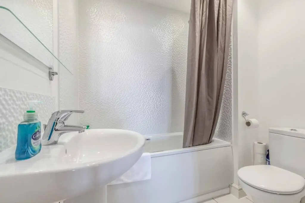 2 Bed & 2 Bath Modern Apartment - Free Parking