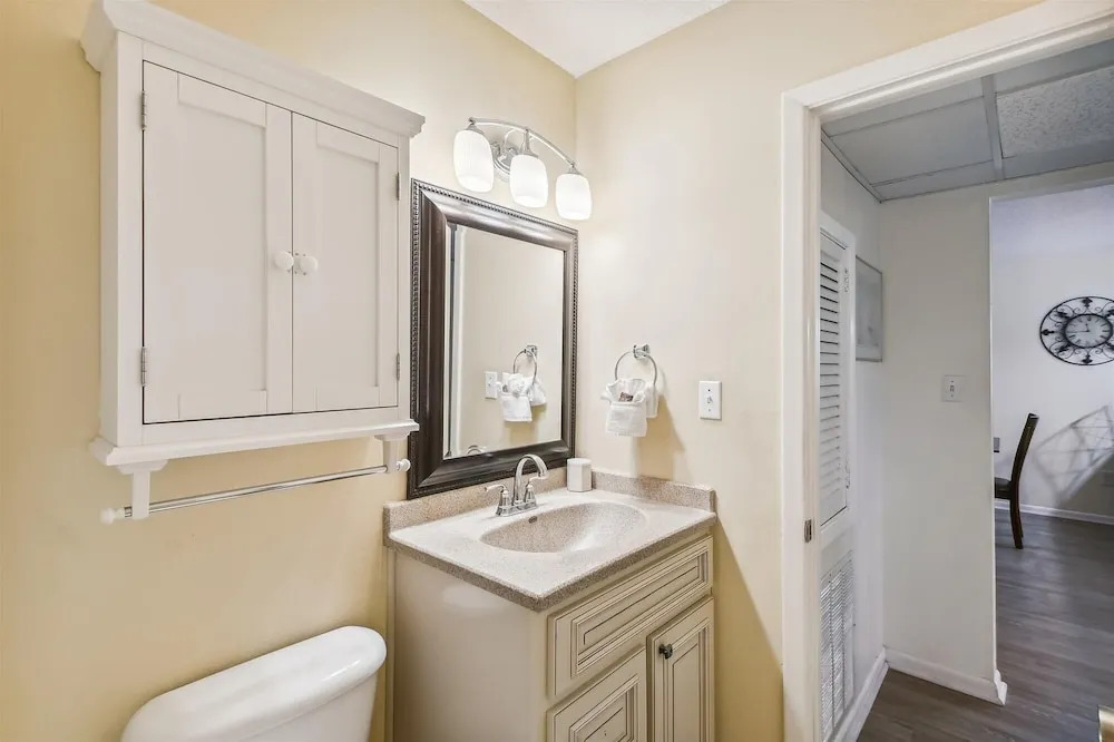 Venus 219 - 2nd Floor 1 BR on Okaloosa Island with easy beach access by RedAwning