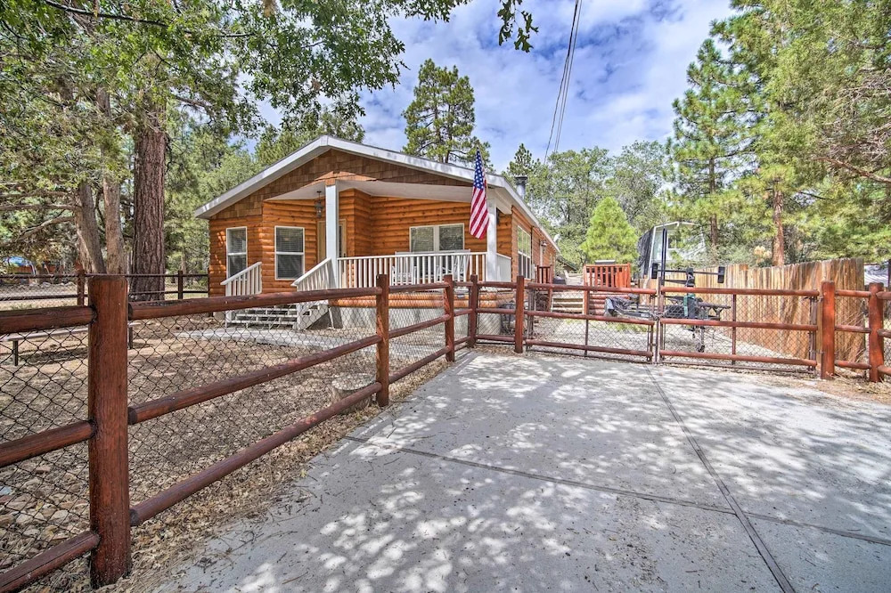 8 Mi to Big Bear Lake & Village: Sugarloaf Cabin