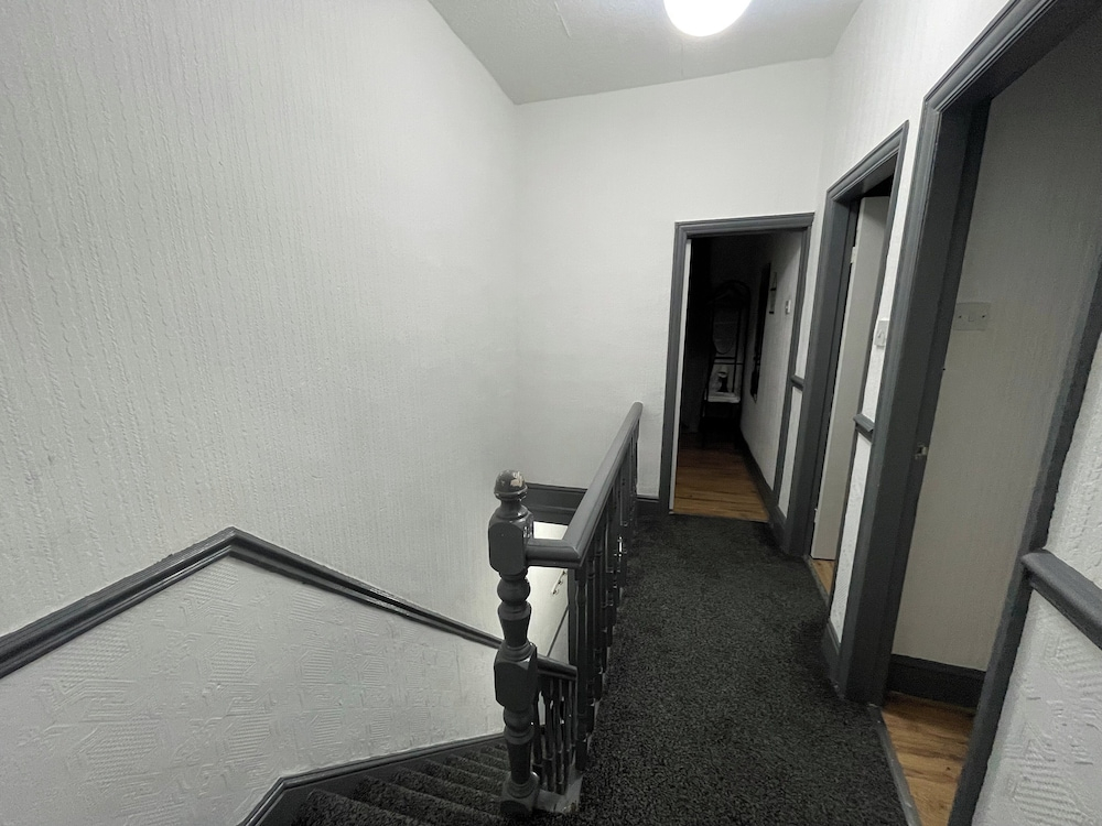 Large 4-bed Home, Free Parking, Near City Center