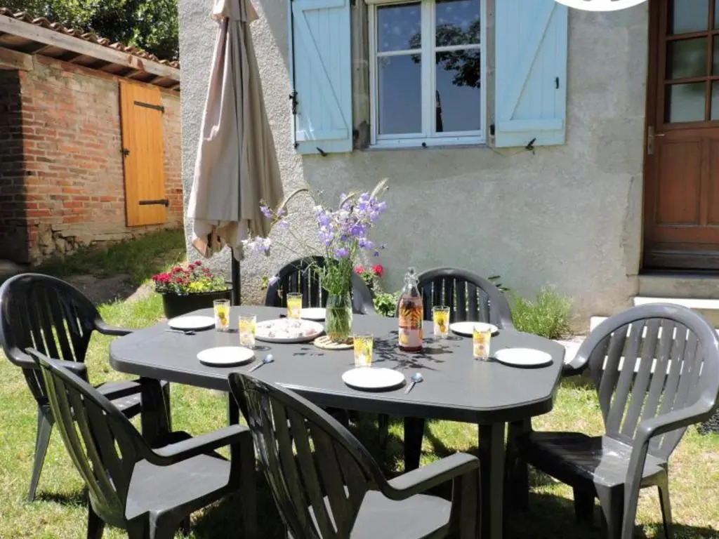 Gîte Les Hortensias à Pralong - Charme et Confort pour 4 Pers avec Internet - FR-1-496-117