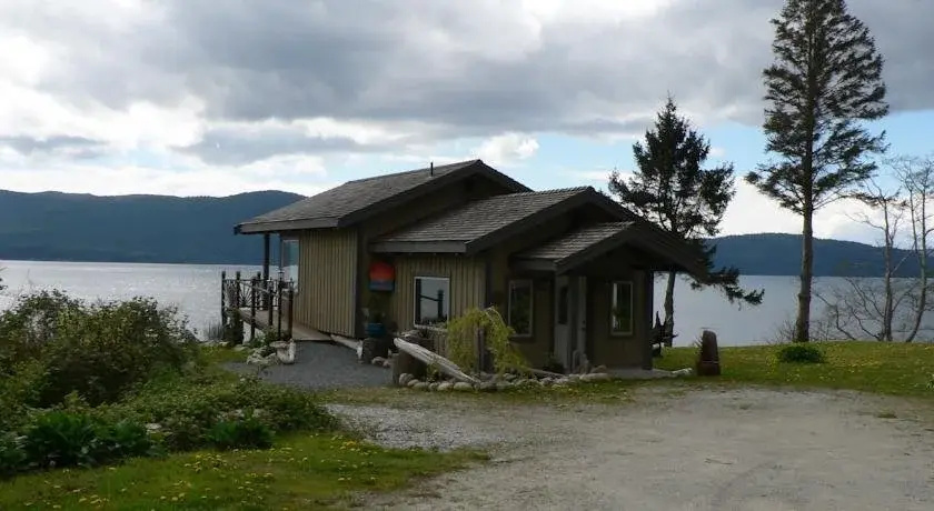 The Getaway Waterfront Cottage