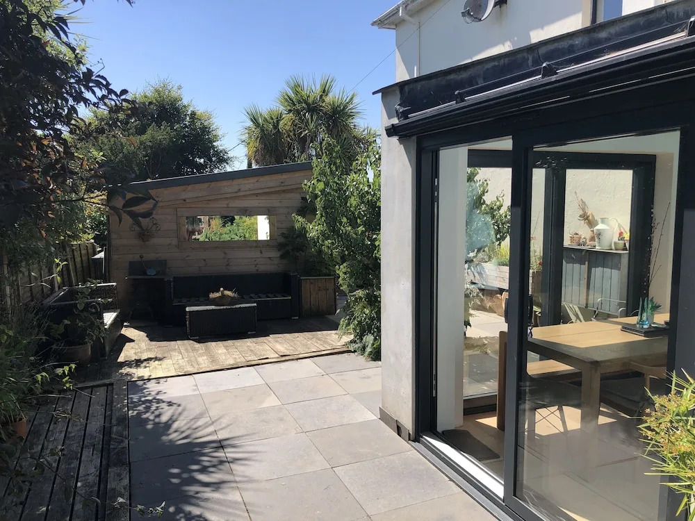 5 Bed House - Sleeps 15 - Pets - Garden - Parking