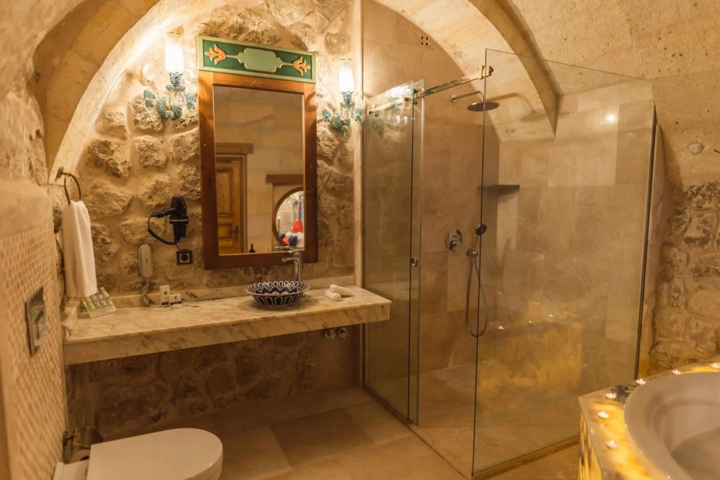 Solo Cave Suites