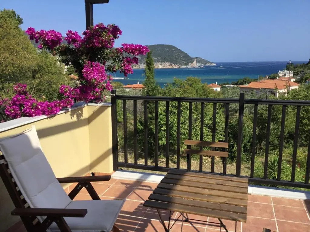 Kitty's House,country,olive grove,private,quiet,views ,1 km to skopelos ,sleeps 5
