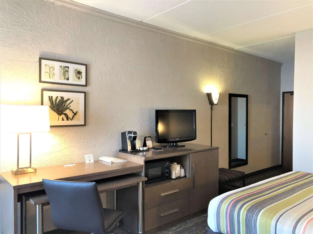 Country Inn & Suites by Radisson, Mt Pleasant-Racine West, WI