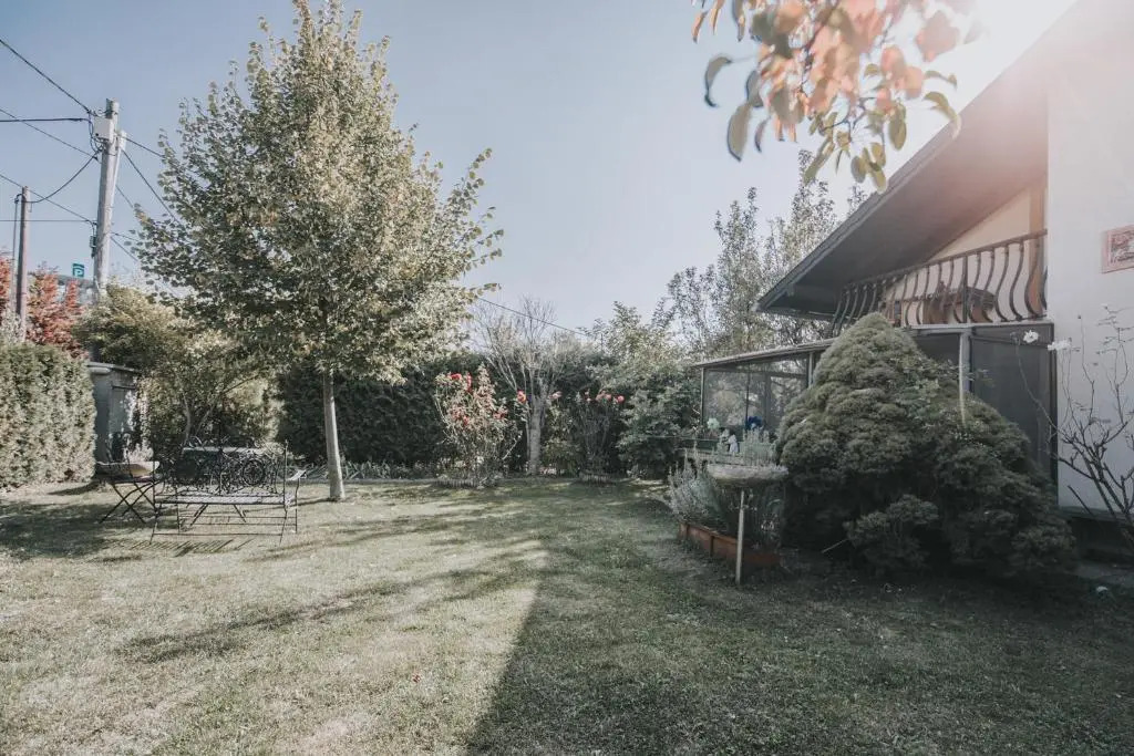 Central Garden House with Parking Lot