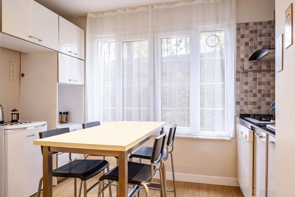 Vibrant Flat Close to Zorlu Center With Backyard
