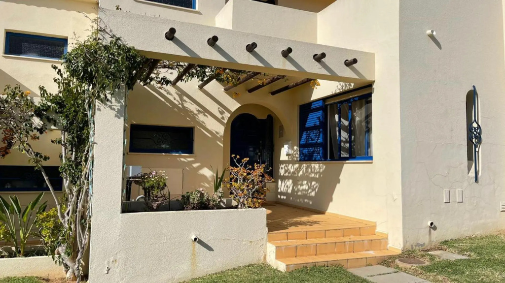 Superb Apartment with patio and pool view - BM