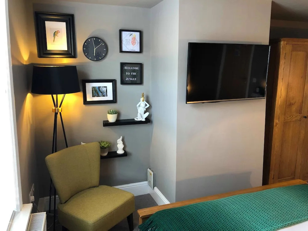 The Wheatsheaf Pub, Kitchen & Rooms