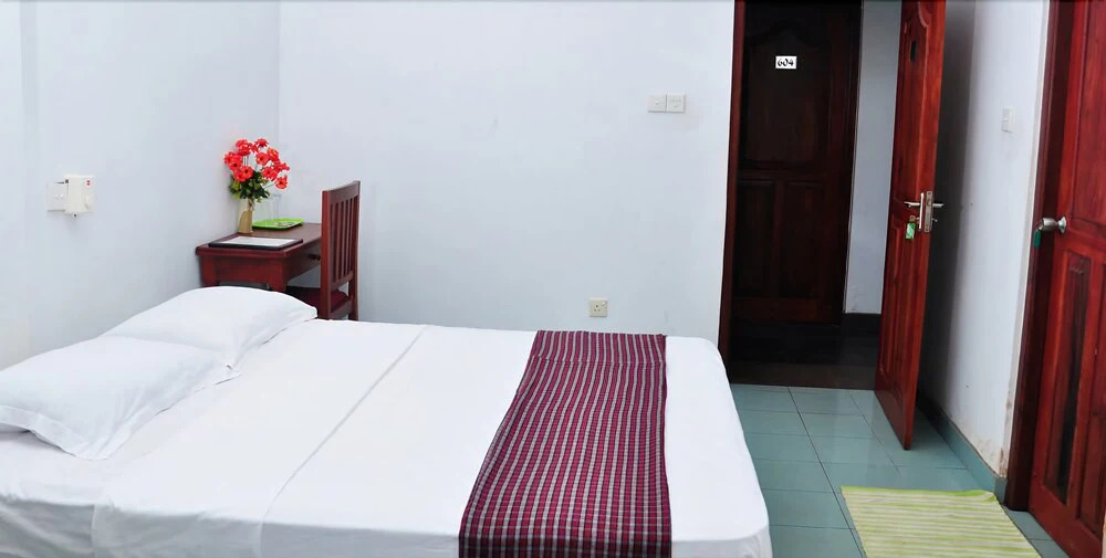Night Station Hotel