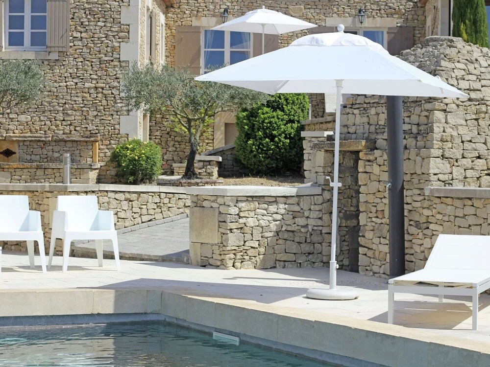 Beautiful, renovated Bastide with private pool and panoramic views, 3km from Apt