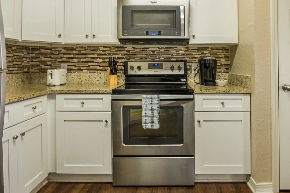 1 BR and 2 BR Jacksonville Beach Apt with Parking by Frontdesk