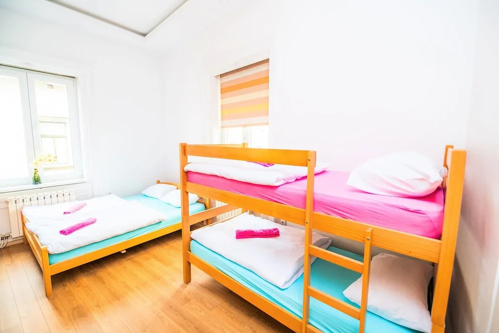 Funky Room for 4- Artistic Guesthouse-main Street!