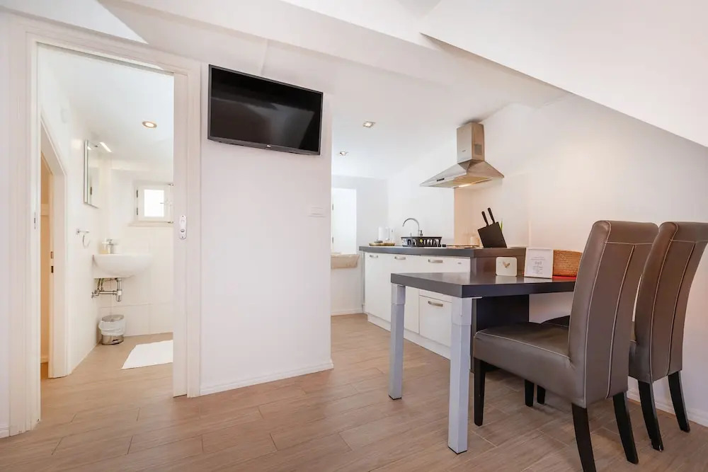 RAFAEL Rooms & Apartments Old Town by DuHomes