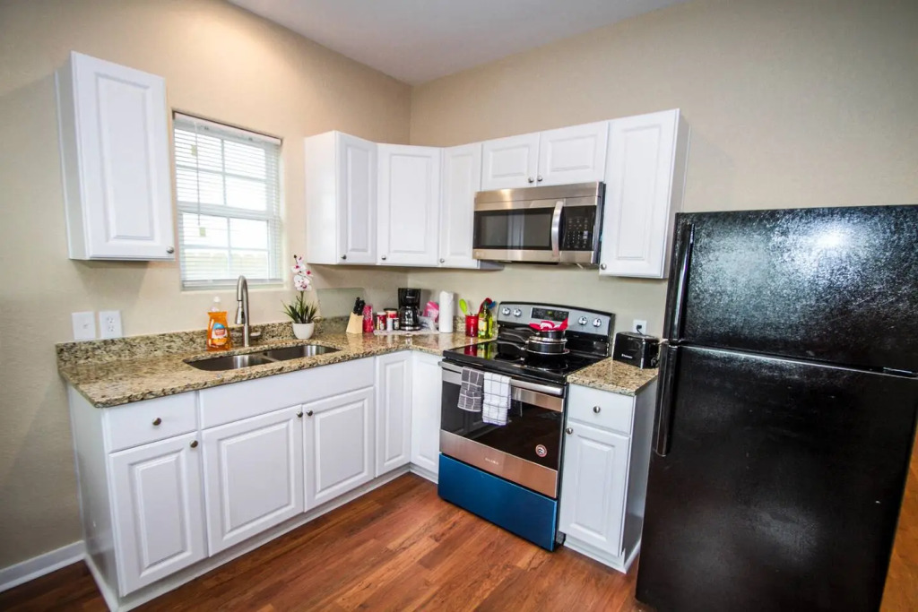 Hackberry St #A Renovated 2BR/2BA Near Downtown