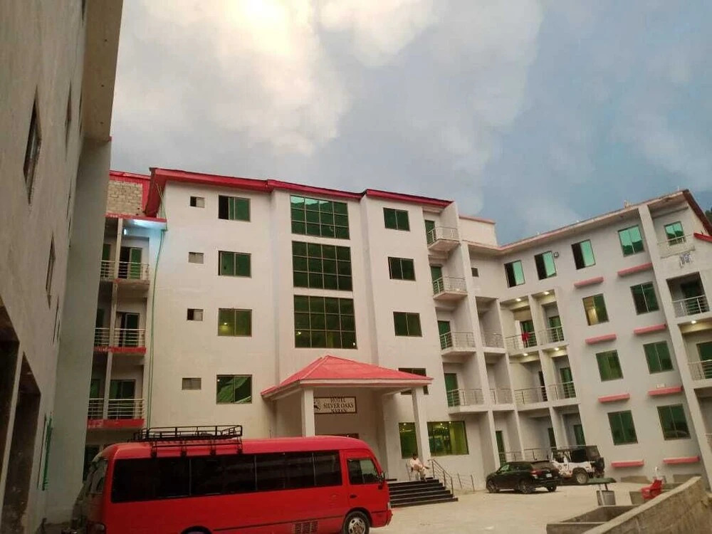 Hotel Silver Oaks
