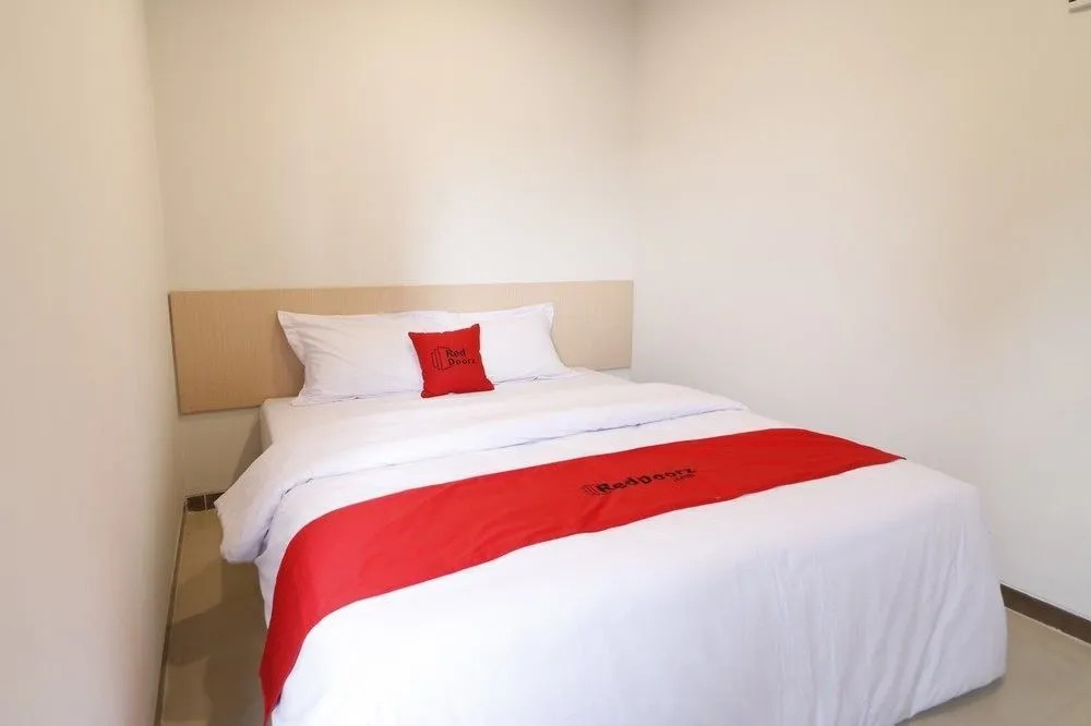 RedDoorz Plus Syariah near Mall Pondok Indah