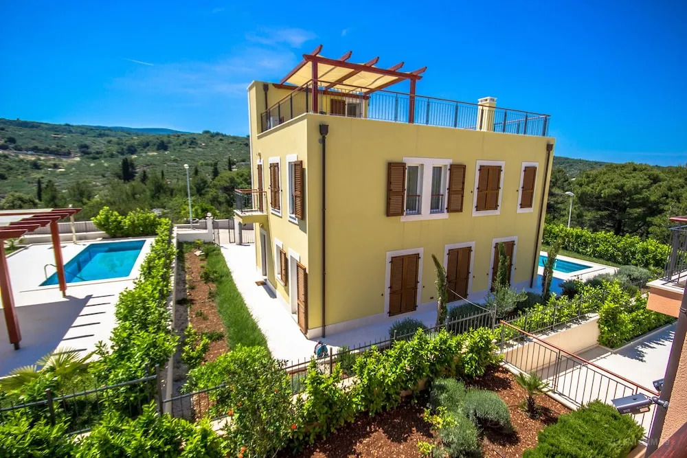 Villa Aurelia by Domus Mirus - Rooftop Cinema & Pool & 6 Minute Walk to Beach