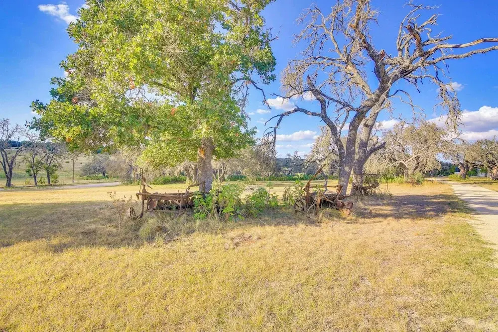 Ranch Cabin w/ Decks, 10 Mi to Fredericksburg