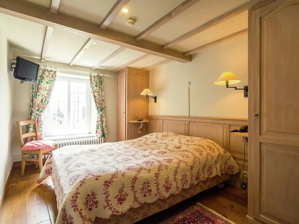 Vintage Holiday Home With Swimming Pool In Saint-Hubert