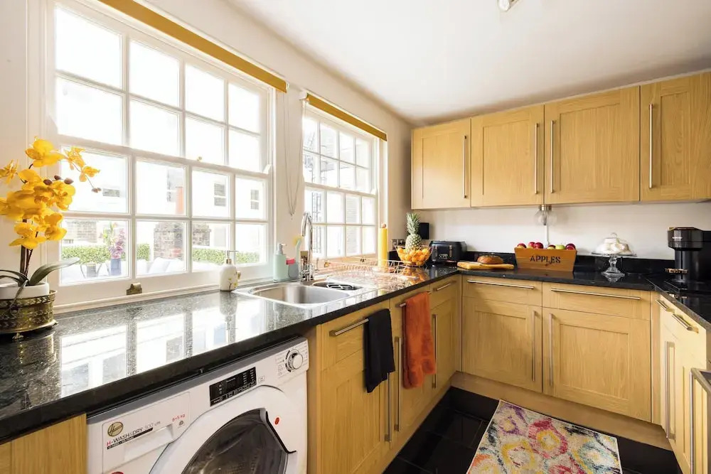 Mayfair 3-bed 6-guest W/patio & ac Berkeley Square