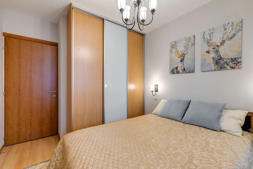 Simply Comfort - Spacious Apartment 10 min to Metro