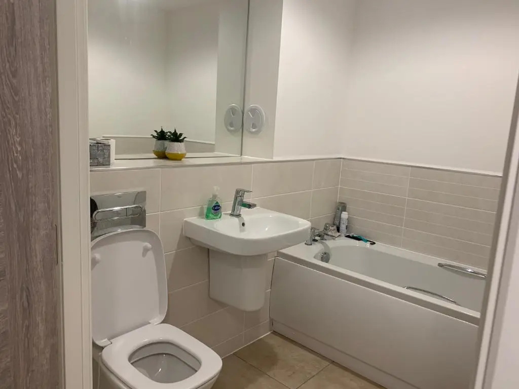 2 bedroom flat in the west end with lovely hosts