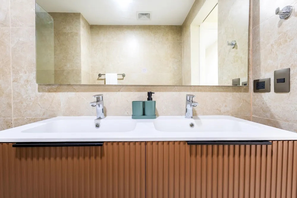 Chic 2BR Stay w Terrace Picuzzi 5 Min to Beach