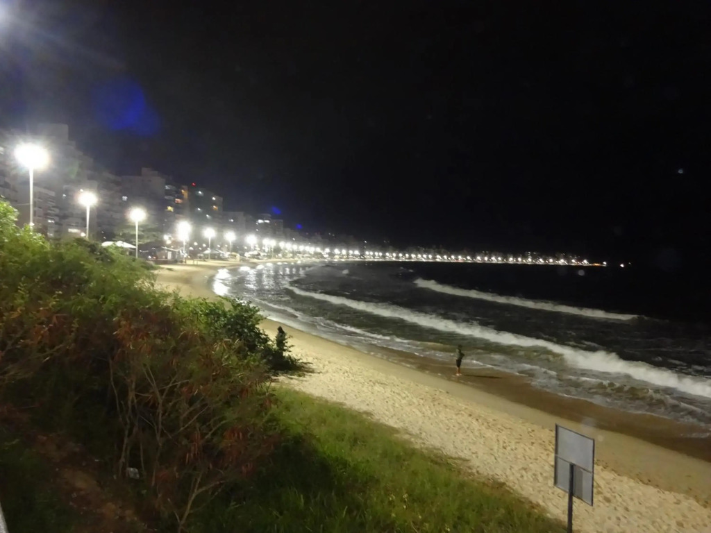 Magnífico APARTAMENTO de Charme - 3 quartos AR CONDICIONADOS SPLIT - Beira Mar, 2 banheiros, 2 Vagas Garagem, 4 Varandas, 2 Elevadores, Redes para Descanso, Wi-Fi, Air Fryer, Disney Plus, HBO Max, Cadeiras de Praia e Caixa Térmica