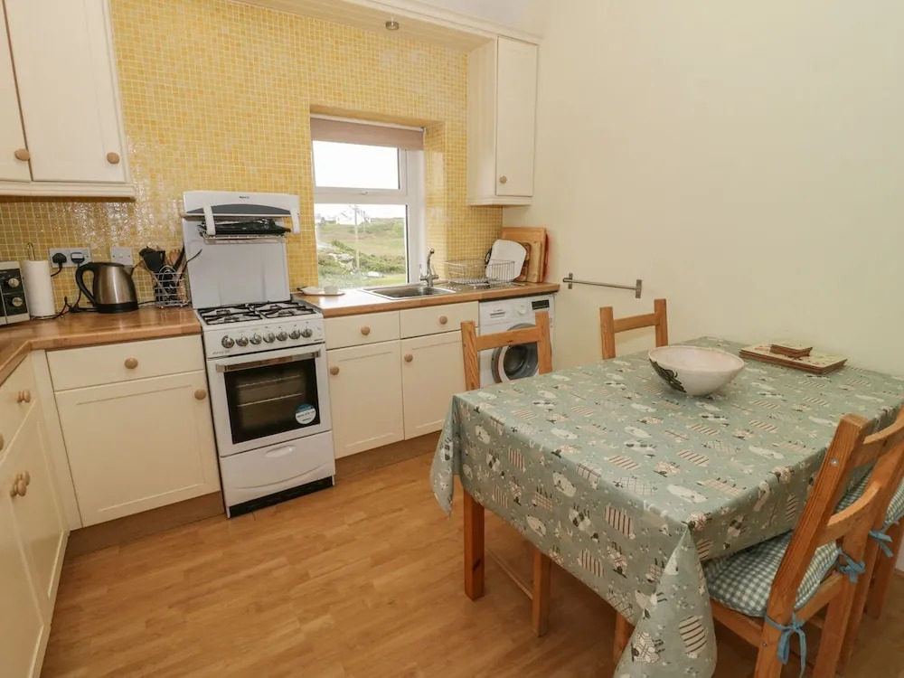 BRYN GORS-3 BED-FIRST FLOOR APT- YARDS FROM BEACH