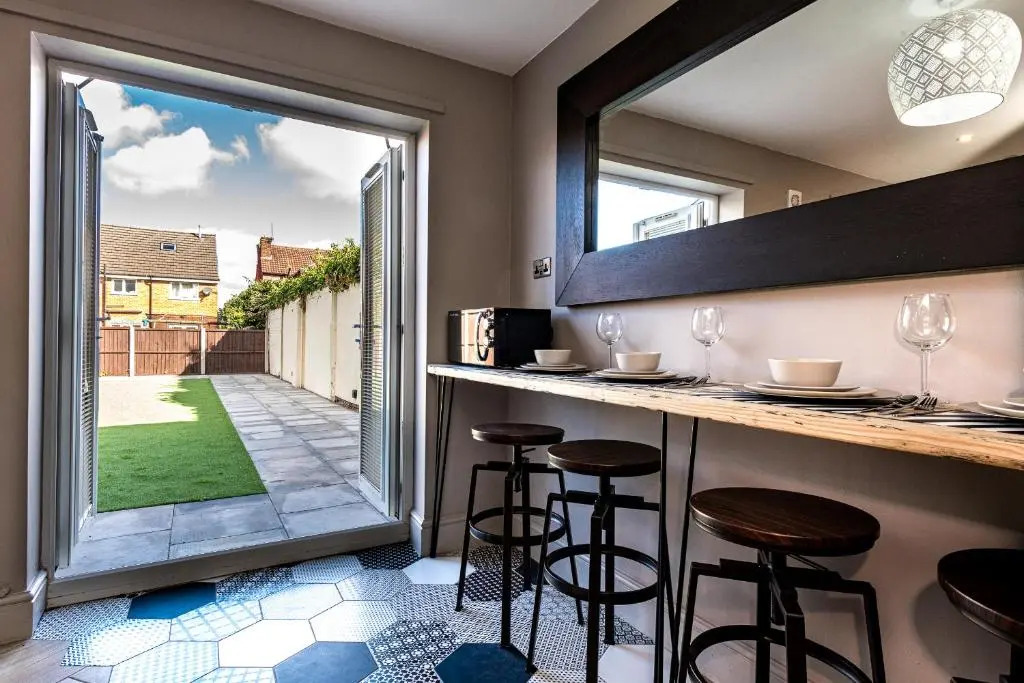 Air Host and Stay - Birchfield Lodge - Sleeps 10 Amazing spacious house