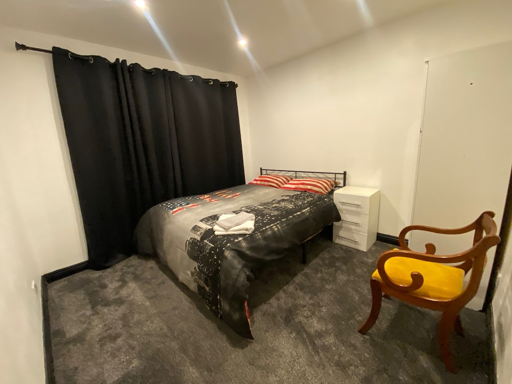 2 Bed House - Sleeps 4 - Garden - Parking - Wifi