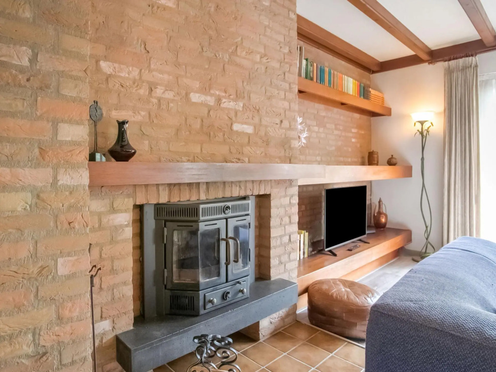 Spacious Holiday Home close to the Efteling in Nieuwkuijk with Terrace