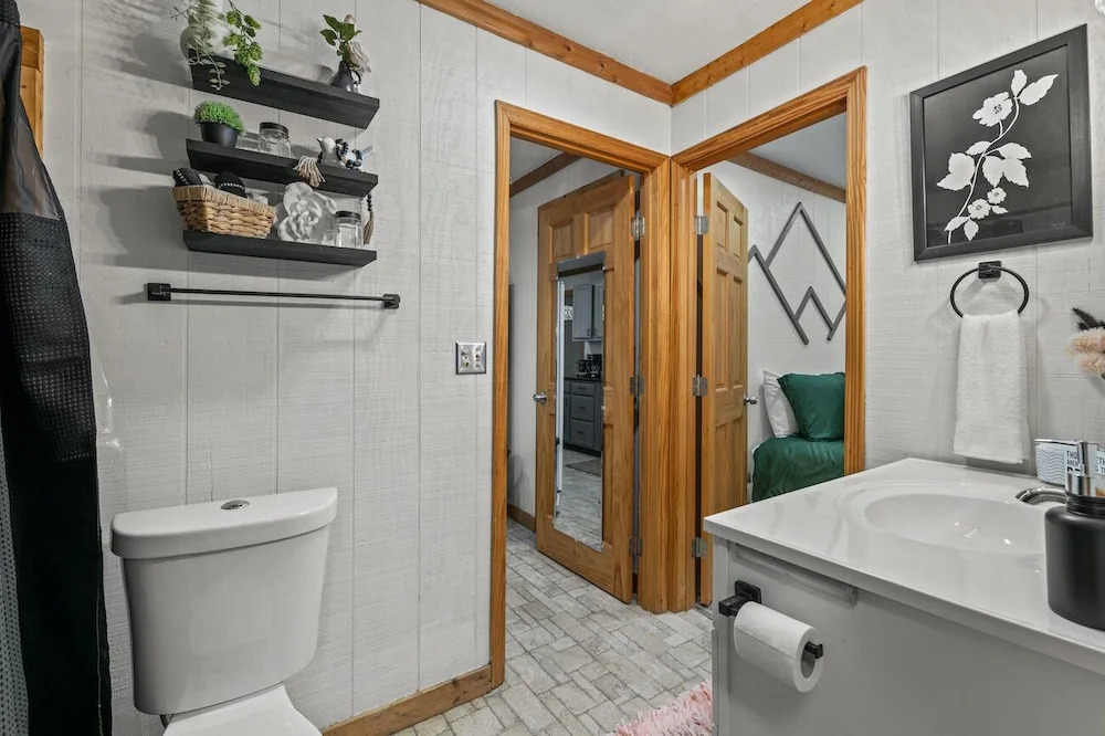 Stylish Cabin w/ Hot Tub, Games & More!