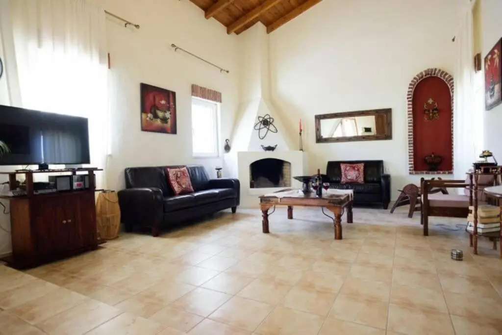 Traditional House 2 with Pool