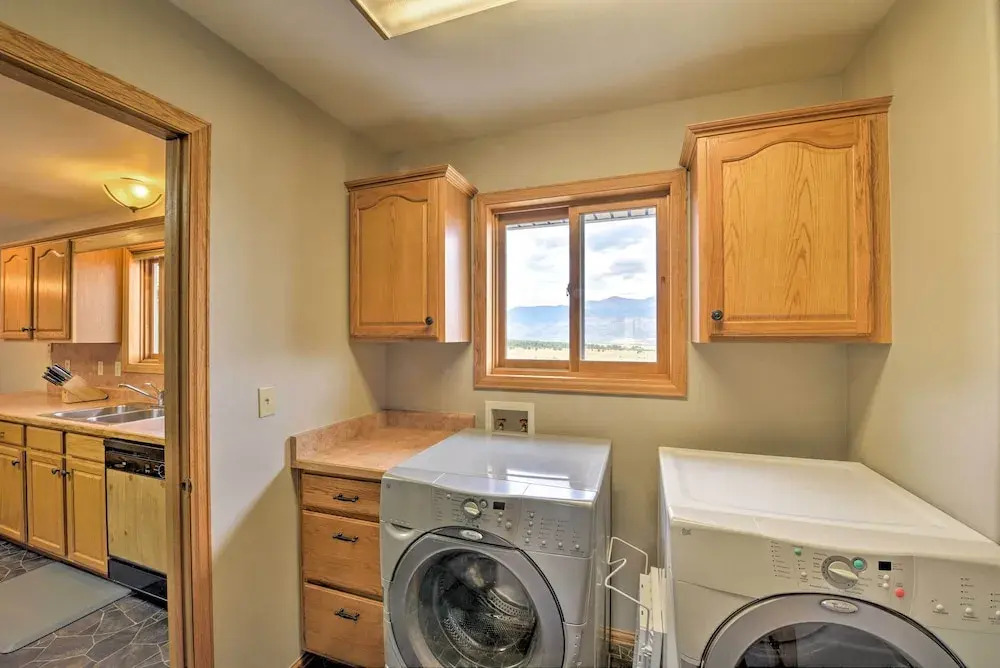 Buena Vista Retreat: 7 Acres & Panoramic Views