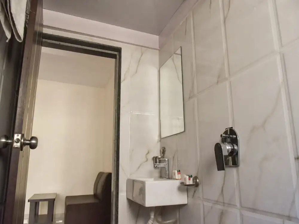 OYO 12854 Hotel Sahara Inn