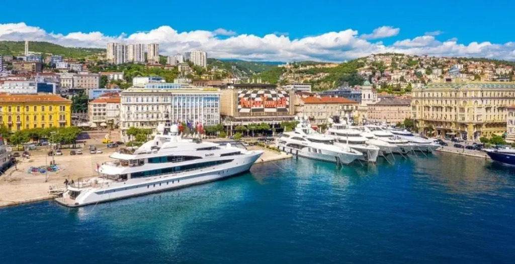 Rijeka apartment with free parking and large balcony