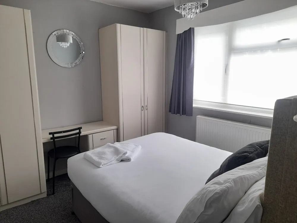 Bright 4-bed House 15 min to Manchester Centre