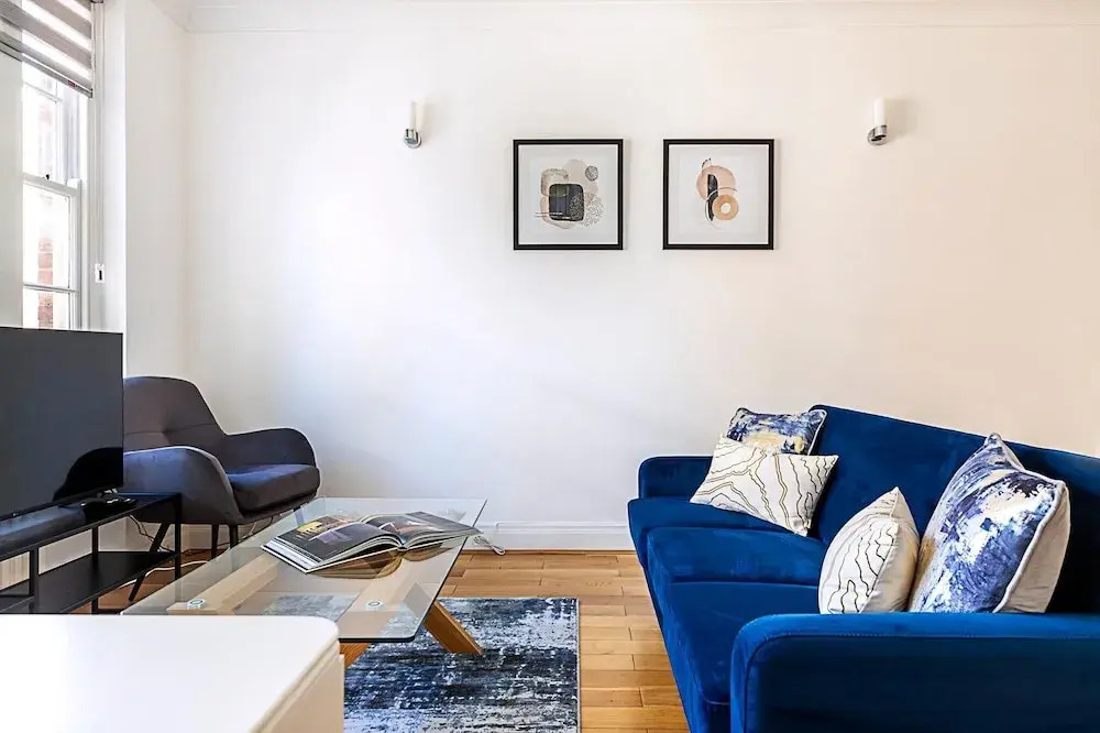 Modern 2 Bedroom Flat Near Queensway