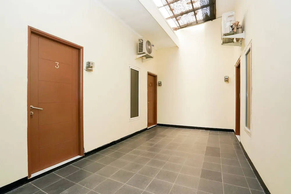 OYO 1857 Wonoboyo Residence Near RSU Katholik Surabaya Kota Surabaya